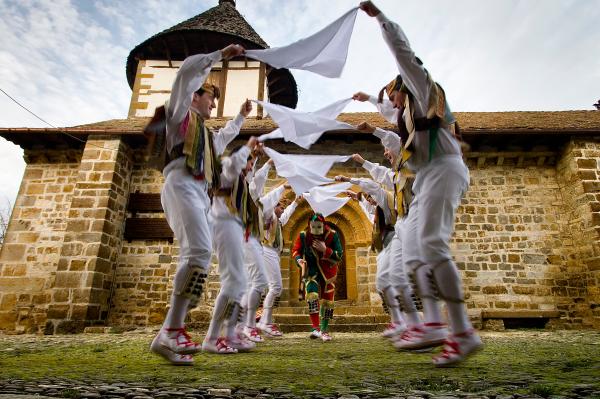 Dantzaris en la ermita de Muskilda